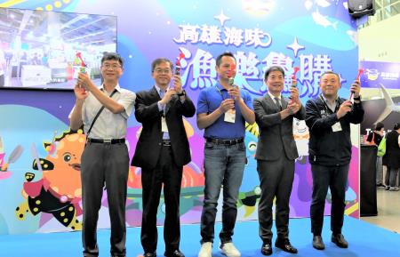 海委會海洋資源處吳龍靜處長、農業部漁業署林頂榮副署長、台灣區魷秋公會理事長陳皇誠、高雄市海洋局石慶豐局長、行政院南部聯合服務中心許乃文執行長 (由左至右)。