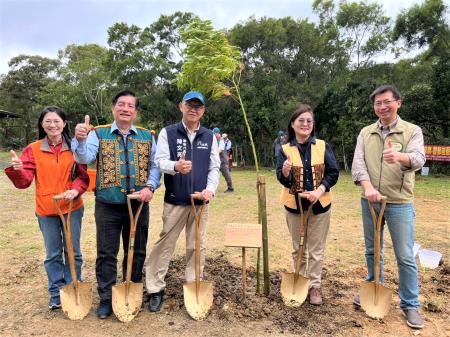 (右起) 黃國榮副縣長、農業部林業及自然保育署屏東分署楊瑞芬分署長、行政院南部聯合服務中心陳文亮副執行長、牡丹鄉潘壯志鄉長、農業部農村發展及水土保持署臺南分署祝瑞敏副分署長於植樹後合影。