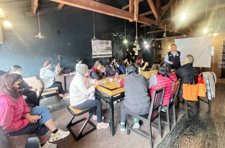 高雄市第一服務站主任徐志權鼓勵新住民及其子女報名移民署之新住民及子女培力與獎助（勵）學金計畫(圖/移民署南區事務大隊)。