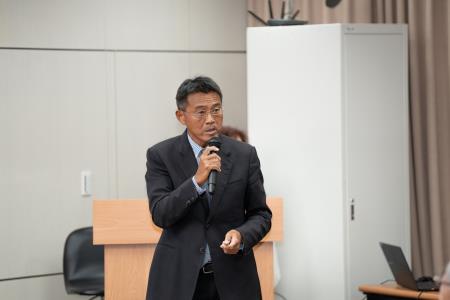 經濟部中小及新創企業署李冠志署長簡報說明，經濟部全方位協助中小企業穩健經營基盤，創新商業模式，讓中小企業提升生產及營運效率，促進產業升級。.jpg