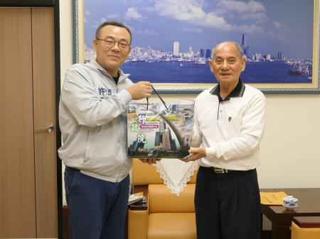 余天賜老師親赴南服中心與許乃文執行長進行交流。