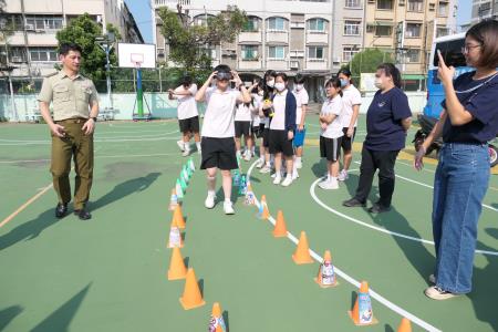 學生配戴「3D酒駕模擬眼鏡」，並沿交通錐直線前行，真實感受酒醉駕駛的危險。