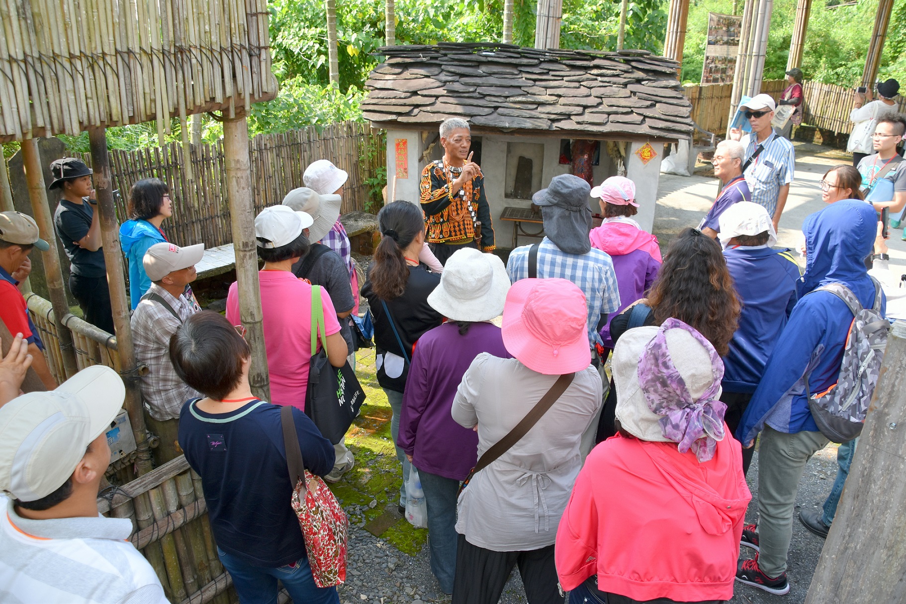 學員下午在文樂部落巡禮祖靈屋.jpg