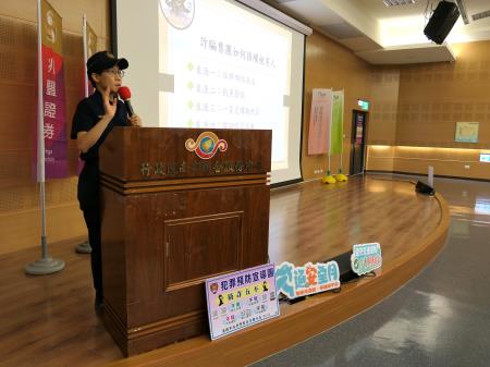 苓雅三多派出所員警黃雅筠進行防詐宣導。