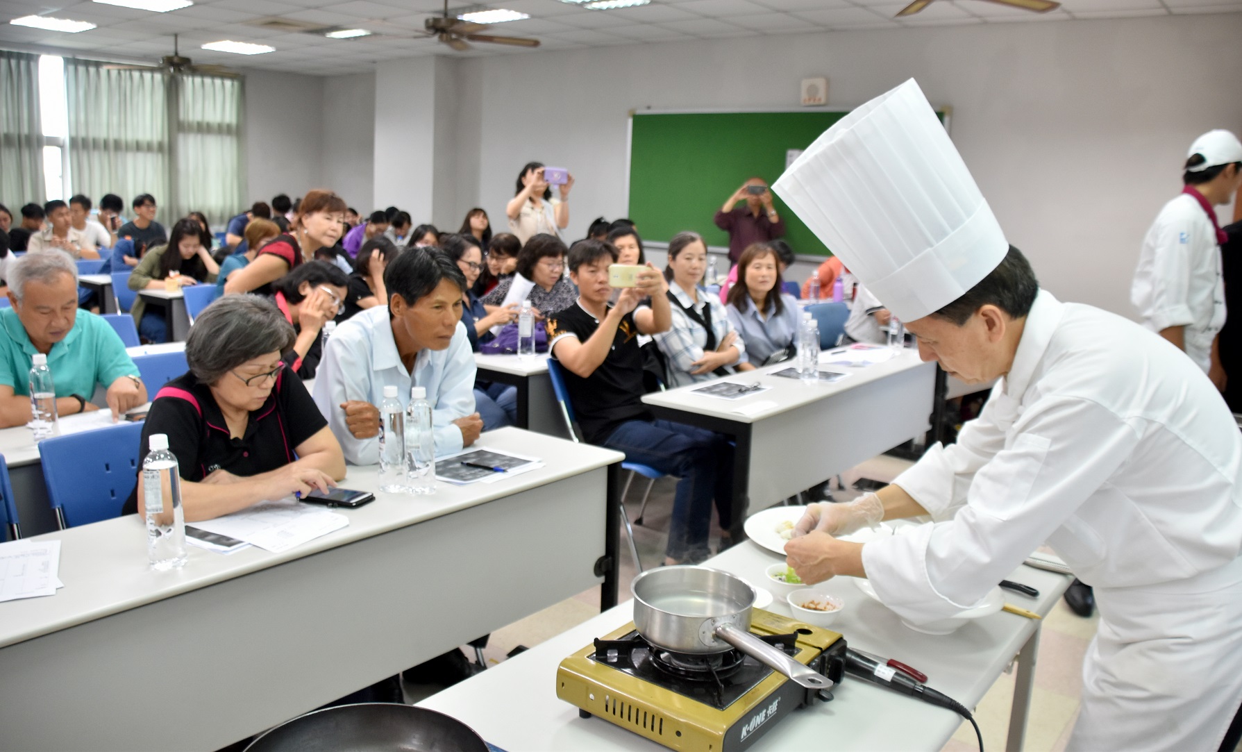 義守大學廚藝系李泳陞助理教授現場示範4道健康低碳飲食菜單.jpg