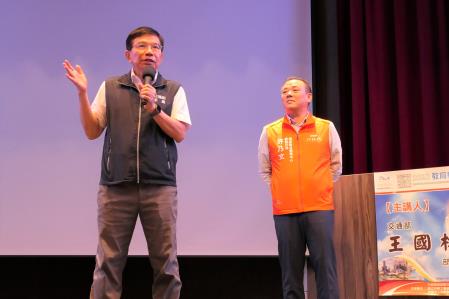 圖說：交通部長王國材_左_座談會後回答提問.jpg