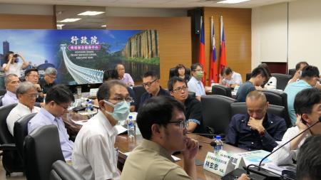 行政院南部聯合服務中心今（21）日與南部12個中央與地方機關召開「114年南部地區災害區域聯合防災合作平台」會議，針對南部三縣市高風險土石流與崩塌區進行盤點與整備，全力備戰颱風與豪雨災害。
