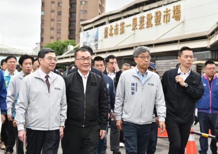 1141229圖2_行政院卓榮泰院長在農業部陳駿季部長等人陪同，赴臺北市第一果菜批發市場視察.jpg