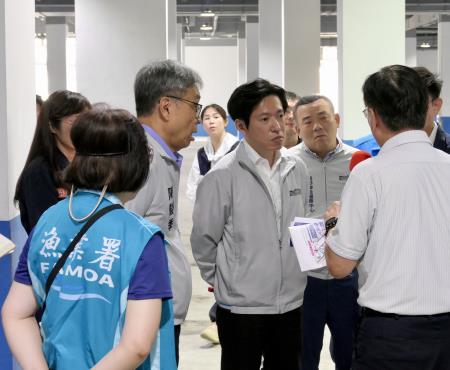 前鎮漁港啟動「2年試營運計畫」　南服中心陪同視察關注漁業人權與漁港轉型