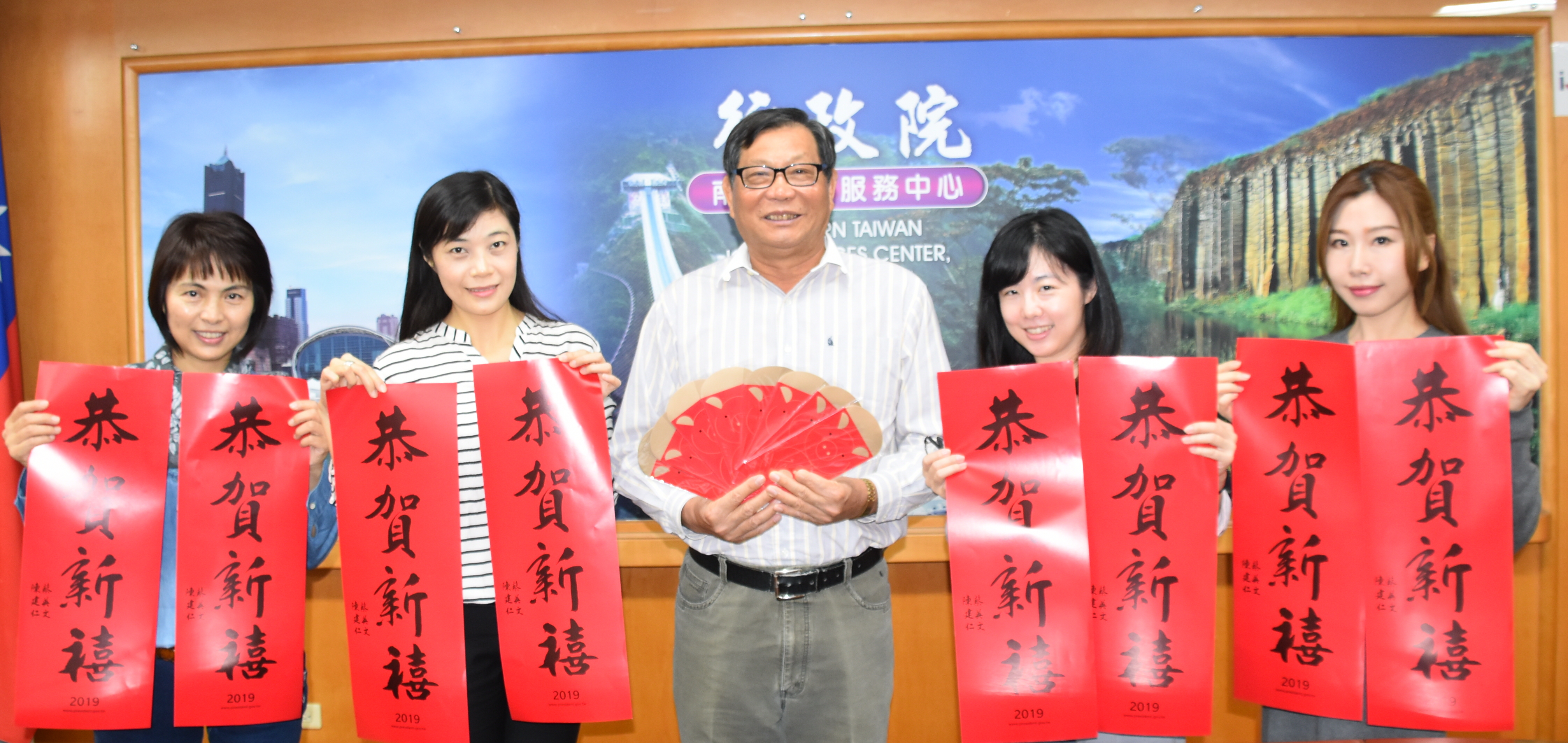 行政院南部中心許國華副執行長(中)歡迎民眾索取總統春聯紅包袋.jpg