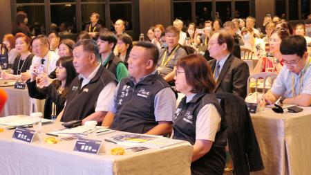 許乃文執行長提到，現在百工百業面臨人才短缺問題，尤其是傳統產業普遍有人才斷層問題。(前排右起) 行政院南部聯合服務中心副執行長陳慧玲、執行長許乃文和勞動部高屏澎東分署長郭耿華。