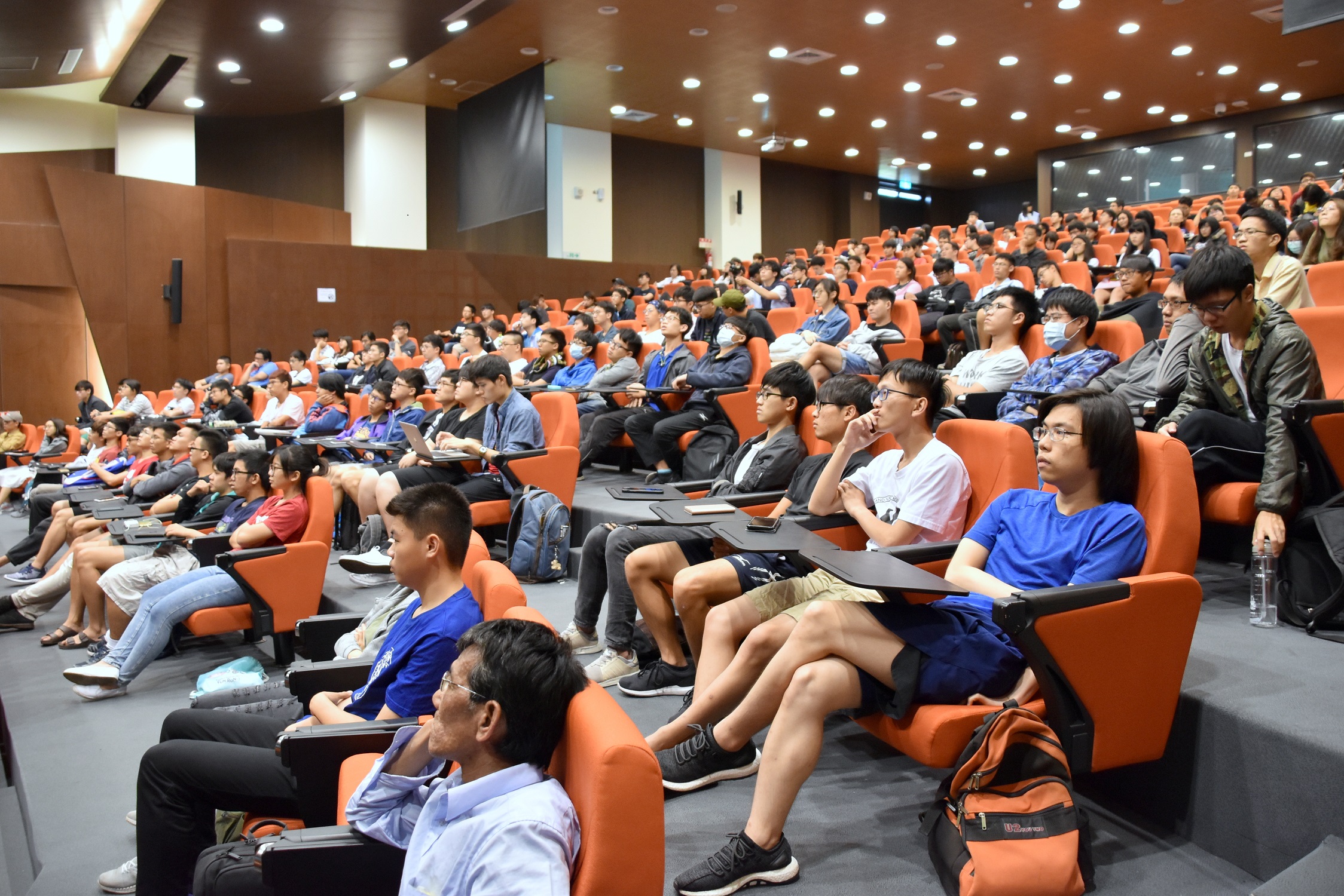 中山大學計200多名學子到場聆聽，場面熱絡.jpg