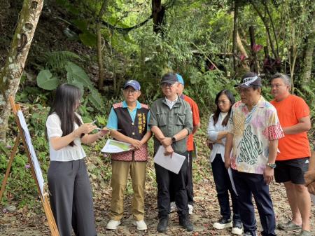 曾主委聆聽金洋村金洋部落聯絡道路改善工程簡報.jpg