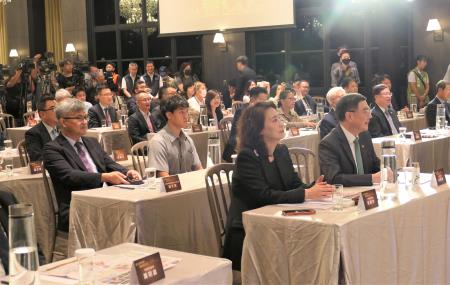 2025年7月15日行政院長卓榮泰出席「壯大資產管理，迎向黃金年代」高峰論壇_5