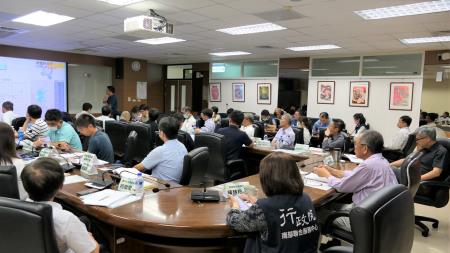 行政院南部聯合服務中心今（21）日與南部12個中央與地方機關召開「114年南部地區災害區域聯合防災合作平台」會議，針對南部三縣市高風險土石流與崩塌區進行盤點與整備，全力備戰颱風與豪雨災害。