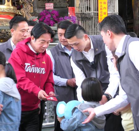 總統前往南部地區廟宇參香並發放福袋