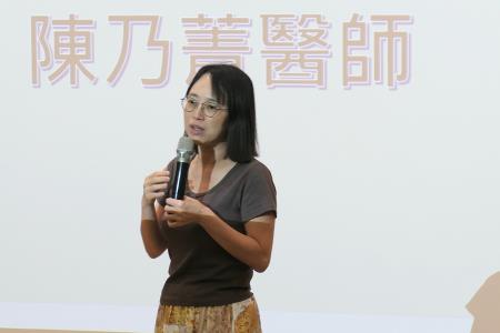高雄長庚醫院陳乃菁醫師於映後與民眾座談，回應失智症照護相關問題。