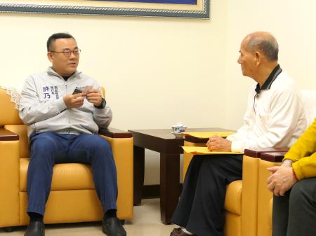 余天賜老師親赴南服中心與許乃文執行長進行交流。