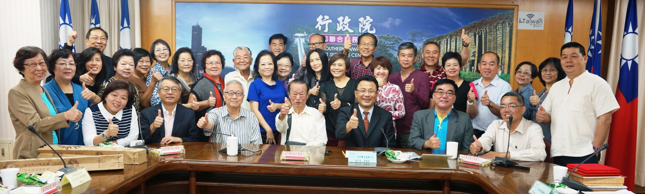 黃義佑與到訪新加坡客屬公會團員快樂大合照