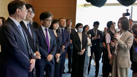 2026年7月24日行政院長卓榮泰出席亞洲資產管理中心高雄專區成立週年記者會