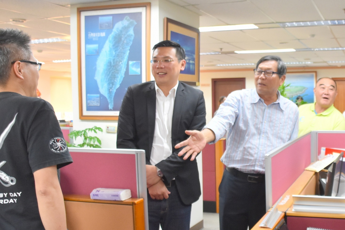洪村銘執行長(左二)與南部中心同仁會面.jpg