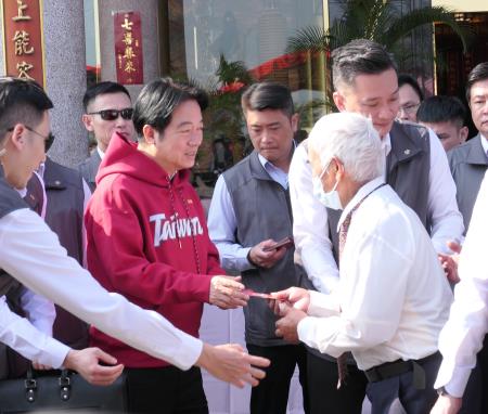 總統前往南部地區廟宇參香並發放福袋