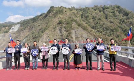 台20線關鍵節點「明霸克露橋」，歷經28個月施工並重新命名「瓦筏哈橋」，1月28日通車。