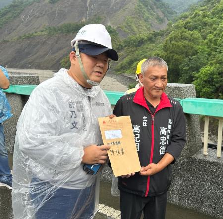 行政院南服中心許乃文執行長陪同院長卓榮泰到高雄六龜區視察台20線79K道路修復情形，瞭解台20線81K墜谷事件搜救狀況，收下陳情書，承諾後續會盡力協助。