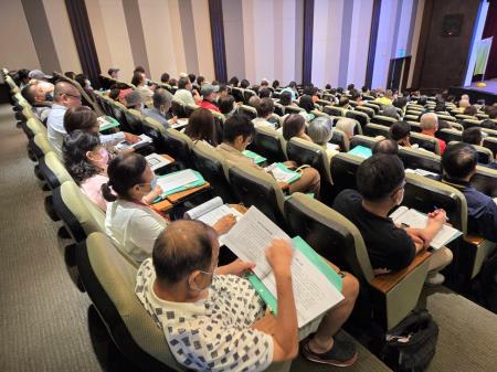 民眾們透過專心聆聽課程及作筆記，以期掌握防詐技巧。