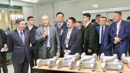 行政院長卓榮泰今（30）日赴高雄出席航太產業座談、參訪晟田科技公司。