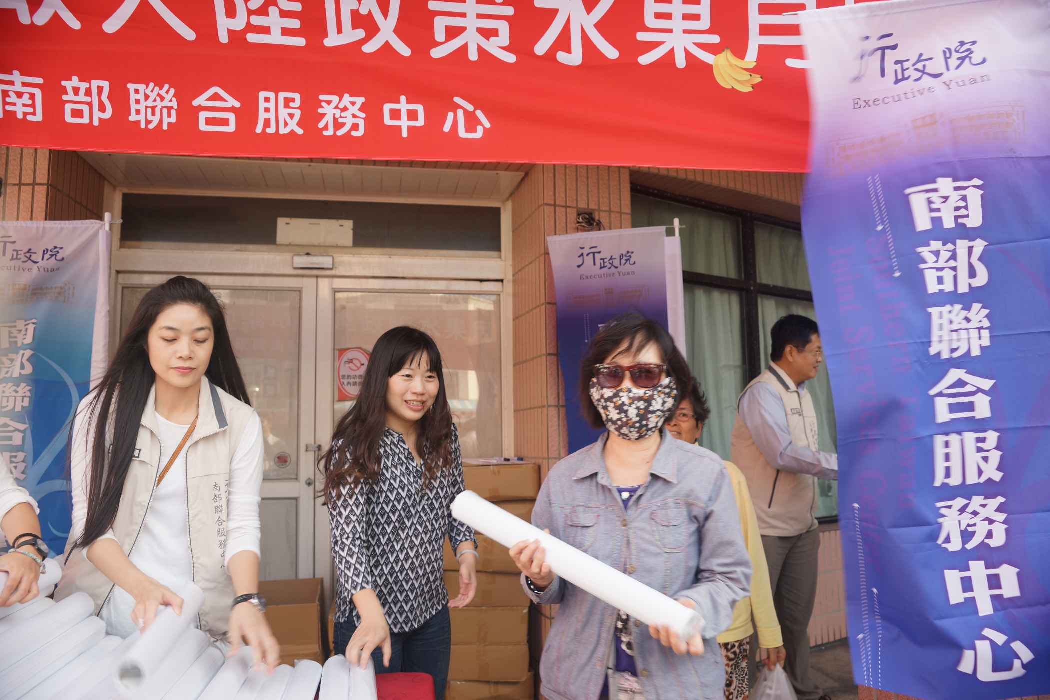 江玲君贈水果月曆給澎湖鄉親