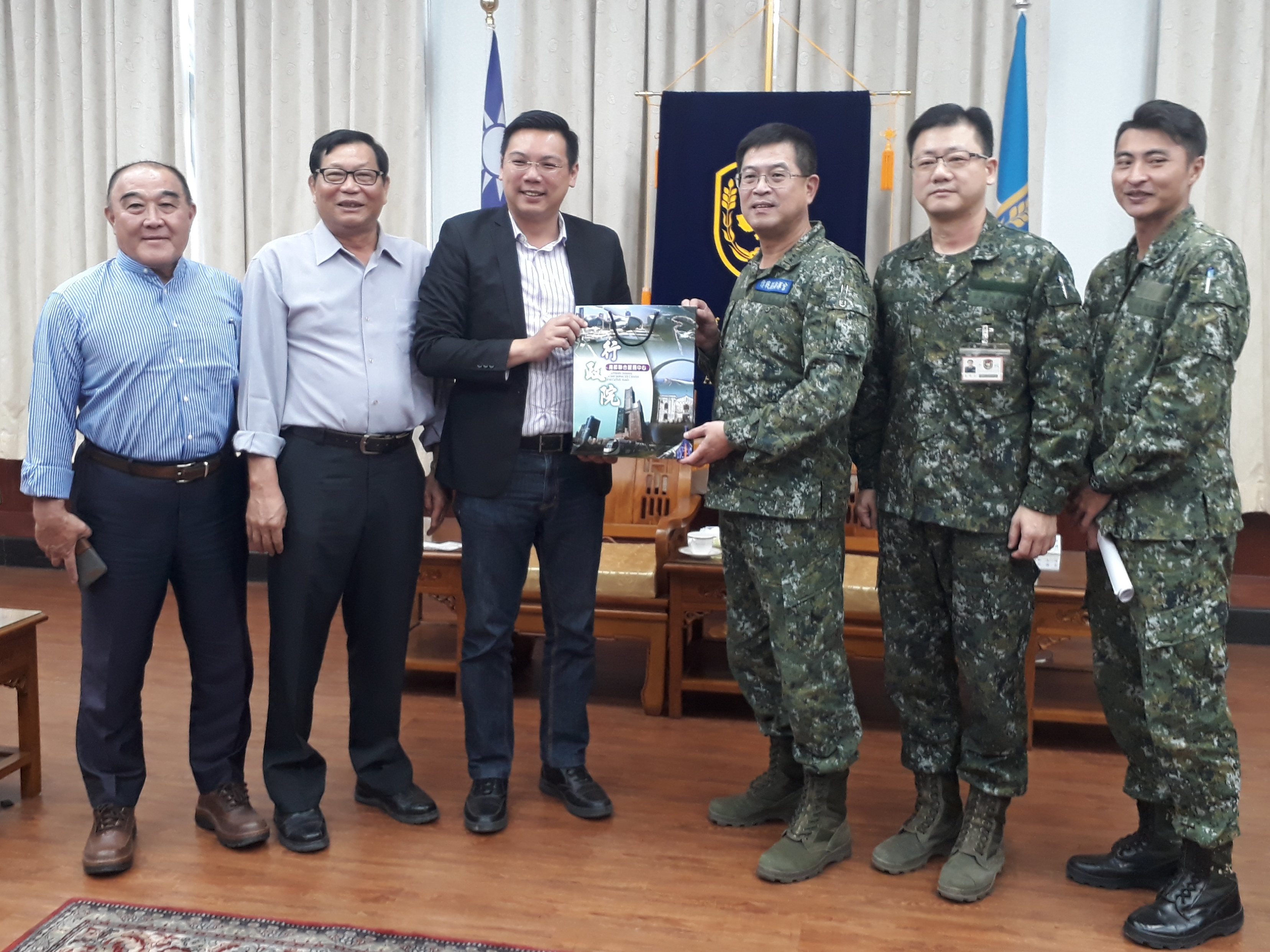 行政院南部聯合服務中心洪村銘執行長與許國華、鍾明輝副執行長拜會八軍團劉得金指揮官.jpg