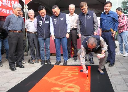 陳文亮副執行長則在六尺宣紙揮毫「馬吉」，筆觸雄渾有力，寓意馬年大吉。