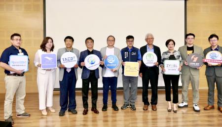 2025永續碳行動論壇於高雄盛大舉辦，產官學齊聚一堂，共同探討減碳趨勢與永續轉型。