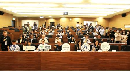 大合影，前排右起：Talent Taiwan副執行長連以婷、國發會副處長鄭佳菁、南服中心執行長許乃文、高雄美國商會主席Eryk Michael Smith。