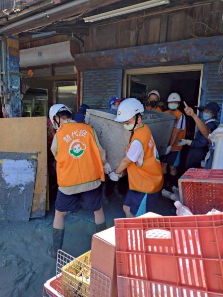替代役男投入災區復原工作2