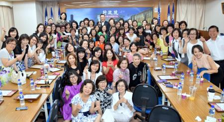 行政院南部聯合服務中心30日下午擴大成立第7屆行政院南區企業婦女諮詢委員會