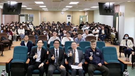 林明昕政委昨(12)日於國立高雄大學進行專題演講，逾百位法學院師生前來聆聽。