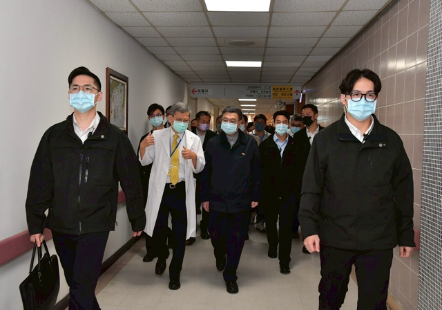 探視陳光復縣長及家屬 卓揆感謝高雄榮總用心照顧 期盼陳縣長早日康復