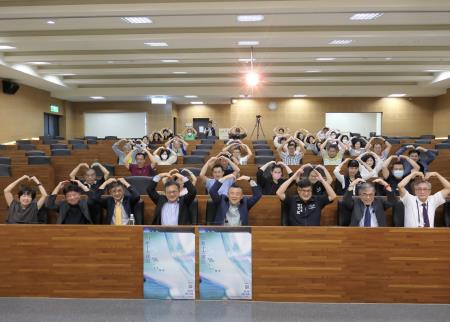 南服中心辦「AI新十大建設」論壇，與會人員：前排右2往左依序為高醫陳彥旭醫師、謝文斌副執行長、許乃文執行長、國發會詹方冠副主委等。
