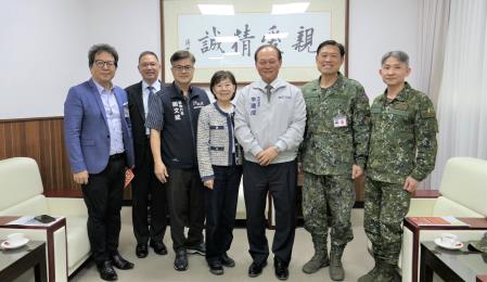 行政院南部聯合服務中心副執行長謝文斌(左三)、陸軍軍官學校校長譚芳榮(右三)、行政院政務委員季連成(右二)共同出席「2025南方領袖教育學院」活動。