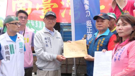 退休警消集結南服中心陳抗 陳文亮副執行長代表接下陳情書