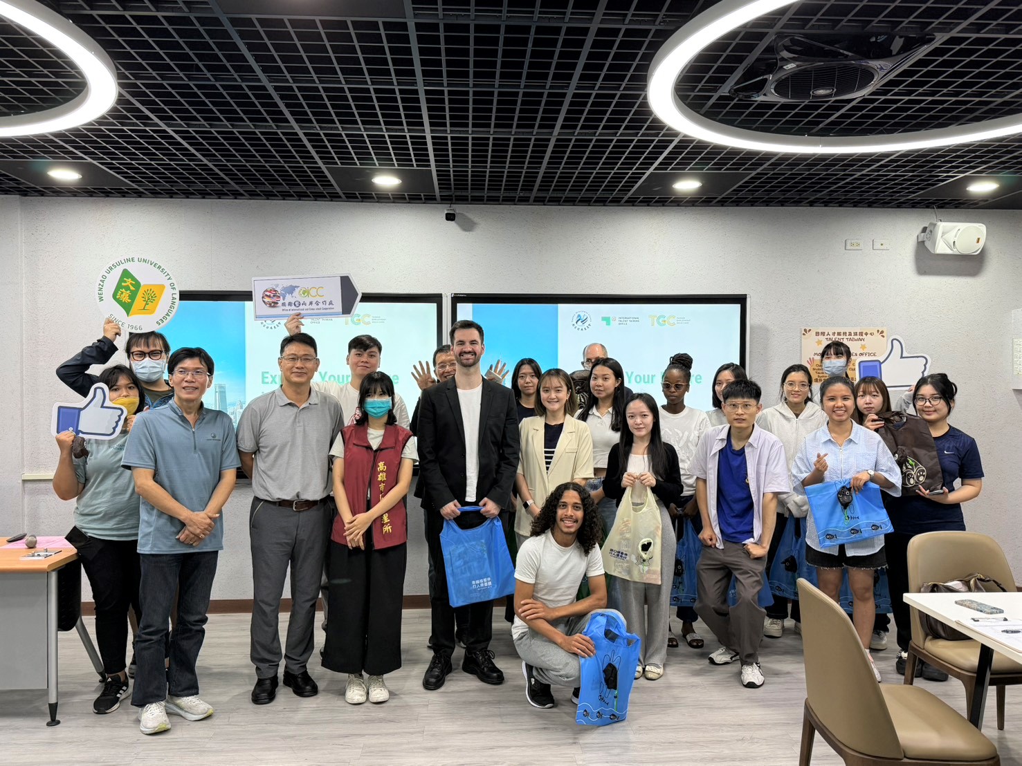 南服中心陸續推動外籍人士就業及交通考照政策宣導 文藻外語大學接棒