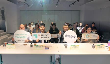 Talent Taiwan昨(12)日舉辦「南台灣企業聘僱外國人才說明會」，黑真人才美籍創辦人兼培訓總監陳楚翊 (左起)、勞動部勞動力發展署張哲瑋專員、行政院南服中心許乃文執行長和Talent Taiwan連以婷副執行長。