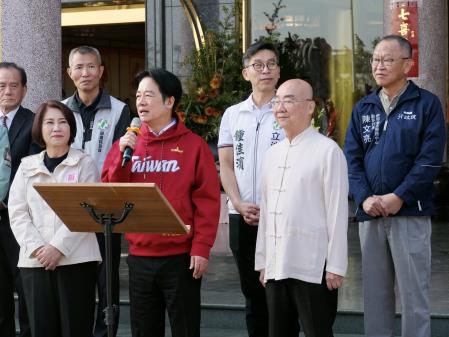 總統前往南部地區廟宇參香並發放福袋