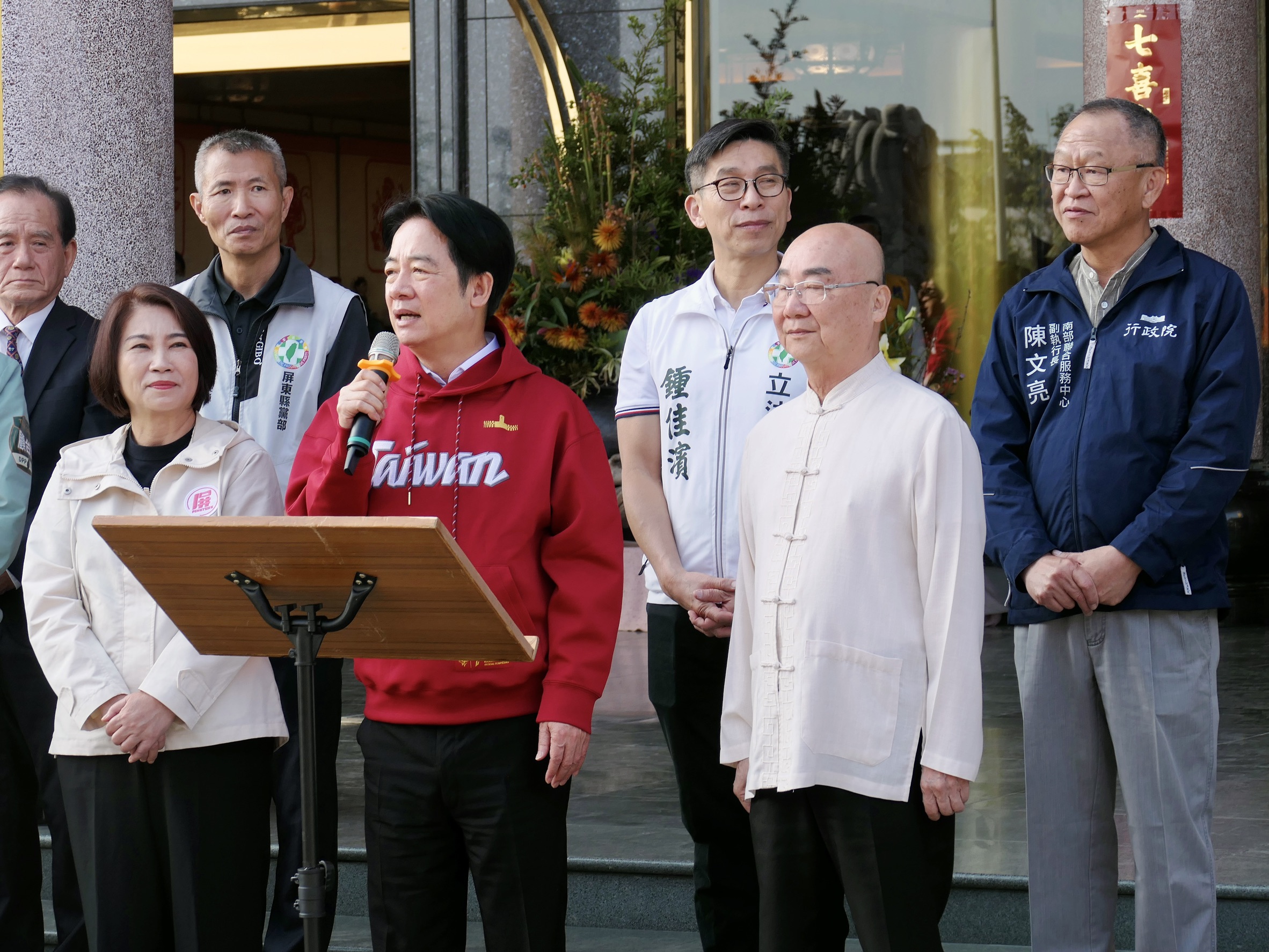 總統前往南部地區廟宇參香並發放福袋