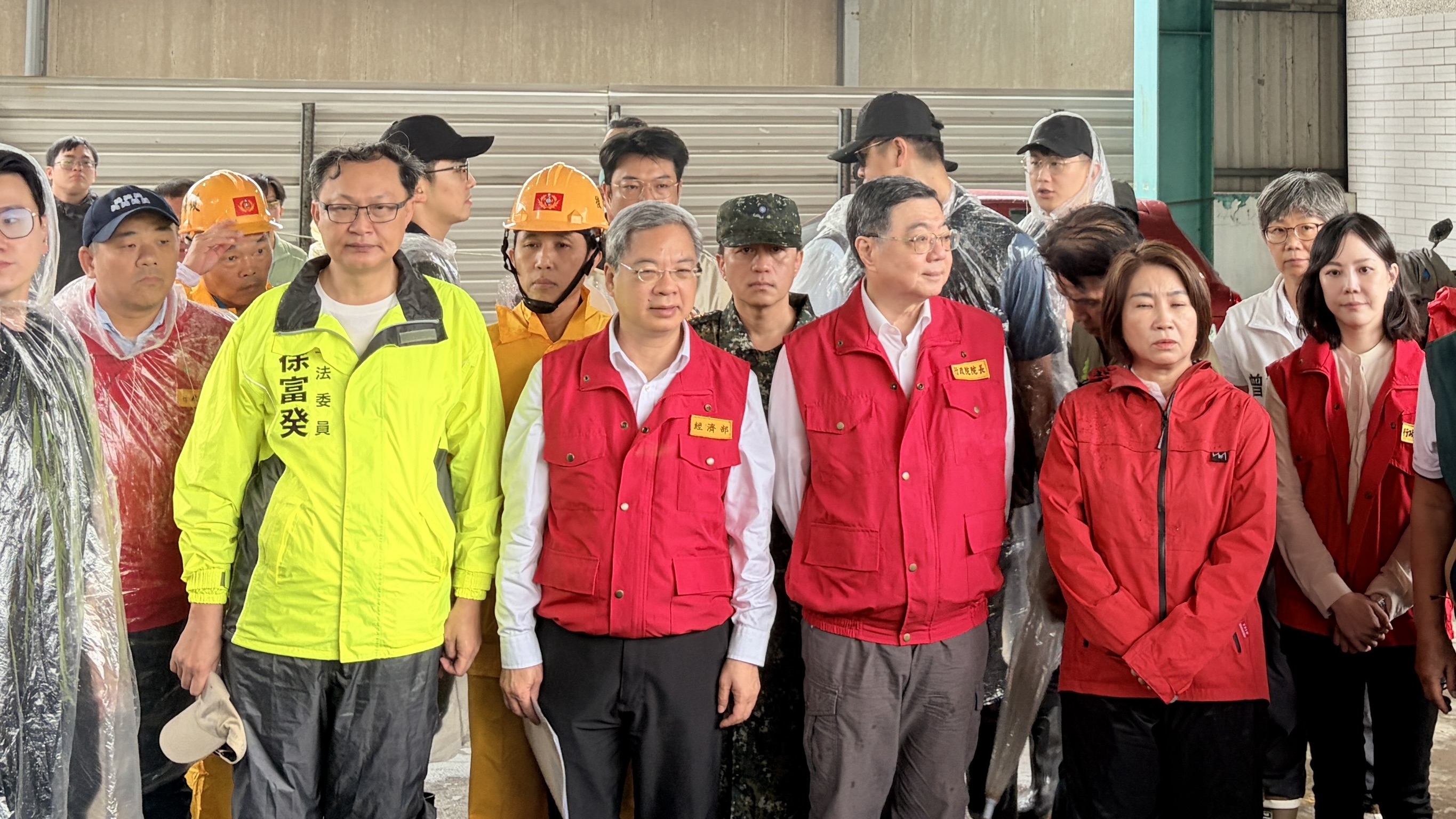 許乃文執行長陪同院長赴屏東視察農損及排水改善工程 卓揆：秉持「從速、從寬、從優」原則 