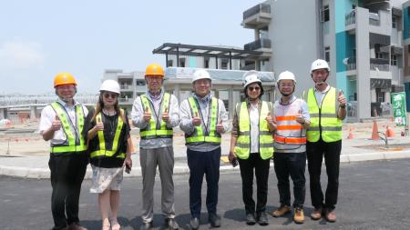 (左起) 經濟部產業園區管理局尤冠函簡任技正、交通部鐵道局陳慧君主任秘書、行政院南部聯合服務中心陳文亮副執行長、行政院南部聯合服務中心許乃文執行長、國科會南科管理局林貞秀副局長、屏東縣政府江國豐副秘書長、屏科實中陳志偉校長，於屏科實中校區合影。