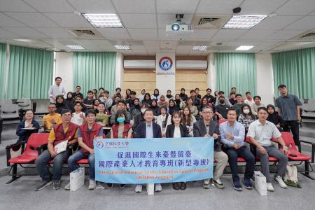 南服中心於本(16)日舉辦「就業及交通考照政策宣導說明會」，現場近70位外籍學生與老師踴躍參加。